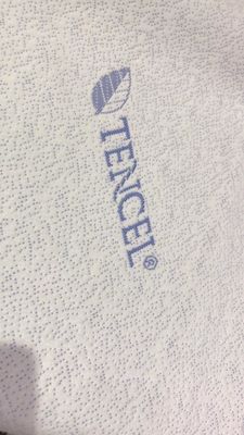 Le jacquard imperméable du polyester 200gsm tissent la largeur du tissu 2.4m