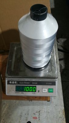 Le fil blanc cru résistant 150d/3 de larme a tourné le fil de couture de polyester