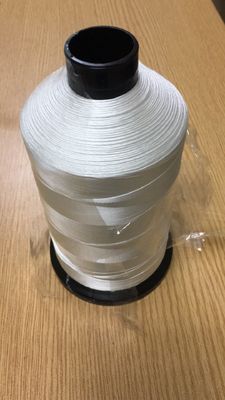 Le fil blanc cru résistant 150d/3 de larme a tourné le fil de couture de polyester