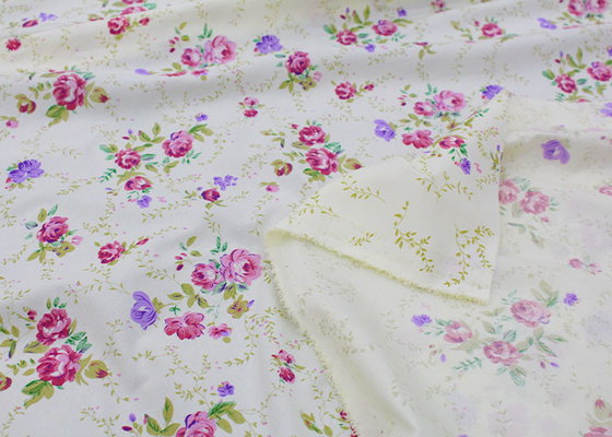 Des matelas et les feuilles sont finement imprimés avec la chaîne 100% de polyester ont imprimé le tissu