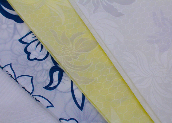 Modèle de fleurs bas blanc en gros imprimant le tissu de pongé de polyester de tricot pour le protecteur de matelas