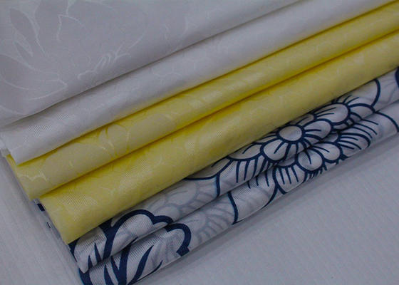 Modèle de fleurs bas blanc en gros imprimant le tissu de pongé de polyester de tricot pour le protecteur de matelas