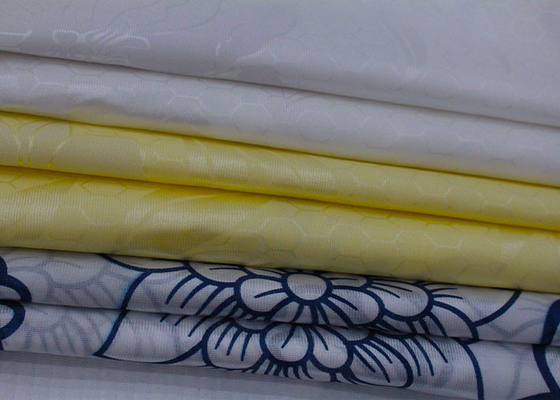 Modèle de fleurs bas blanc en gros imprimant le tissu de pongé de polyester de tricot pour le protecteur de matelas