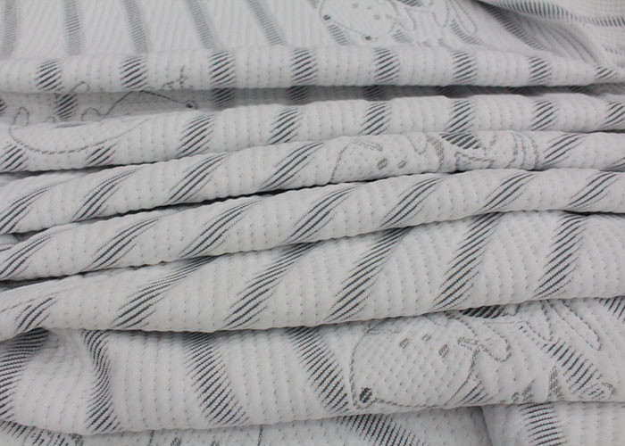 Tissus blancs 100 Tissus tricotés en polyester Tissus à la peau douce Tissus à la mouture en fils Tissus à la mouture en jacquard